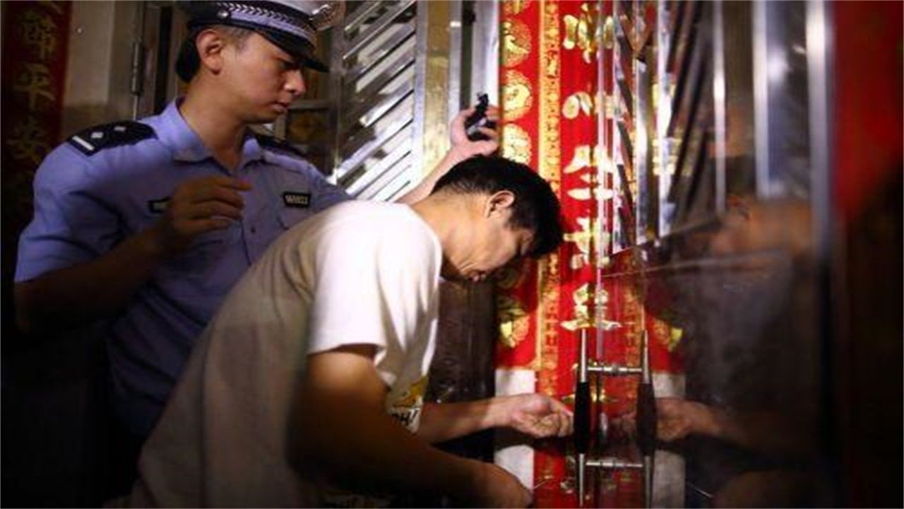 澳门请开锁师傅开了锁后，师傅